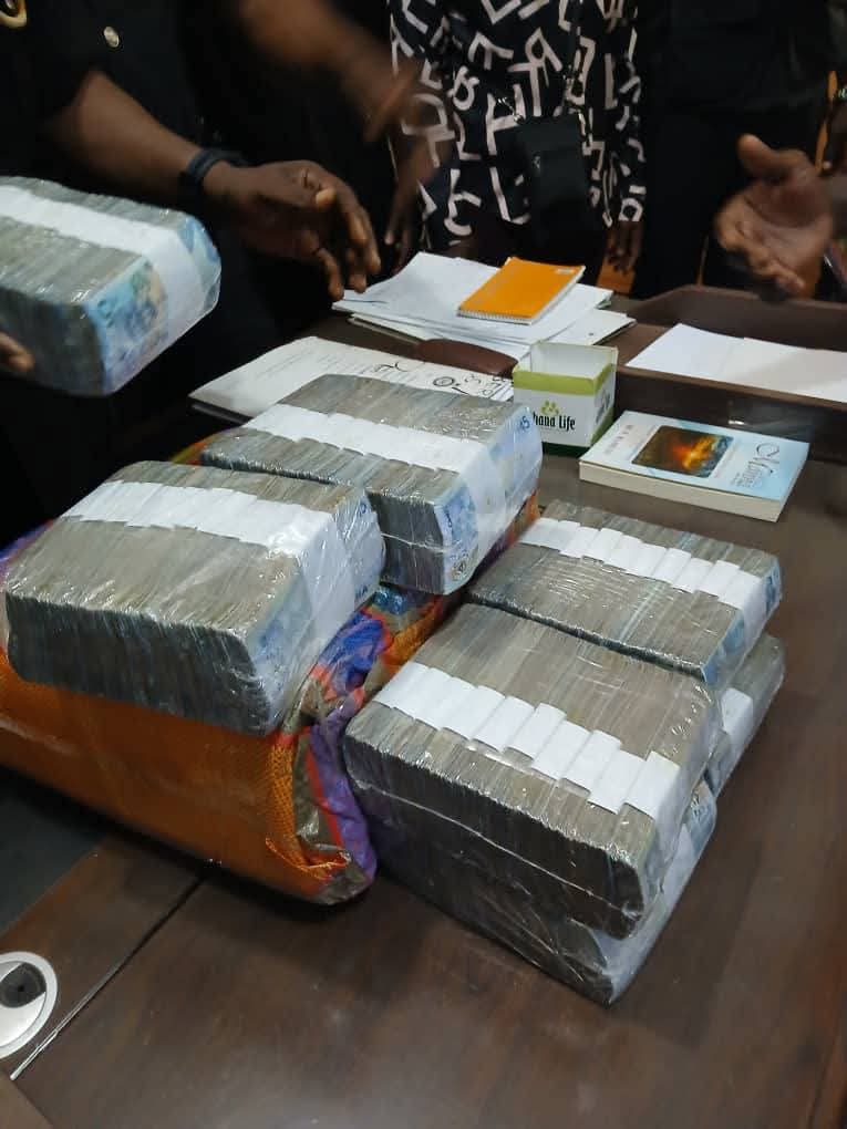 Police Return GH¢85,000 Found on Techiman–Kumasi Highway to Owner